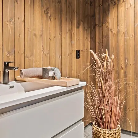 In-out - 3br, 2 Bath - Favn